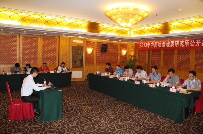 6月19日，中南冶金地質(zhì)研究所2013年公開招聘工作人員面試順利舉行。今年參加我所面試的考生共有13人，面試內(nèi)容更加注重考生對(duì)專業(yè)知識(shí)的掌握程度及實(shí)際應(yīng)用能力。
