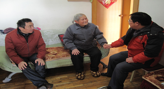 所領(lǐng)導(dǎo)走訪慰問老干部、老黨員