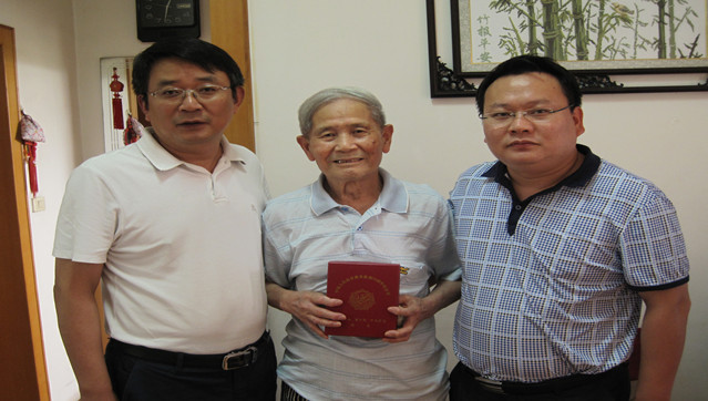 省科技廳及所領(lǐng)導(dǎo)看望慰問抗戰(zhàn)老兵